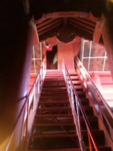 急な赤階段