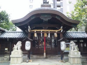 ホテルの隣の神社